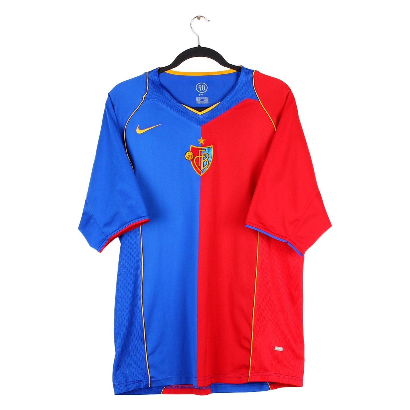 Foot: Le FC Bâle lance un nouveau maillot pour satisfaire l'UEFA Foot: Le FC Bâle lance un nouveau maillot pour satisfaire l'UEFA