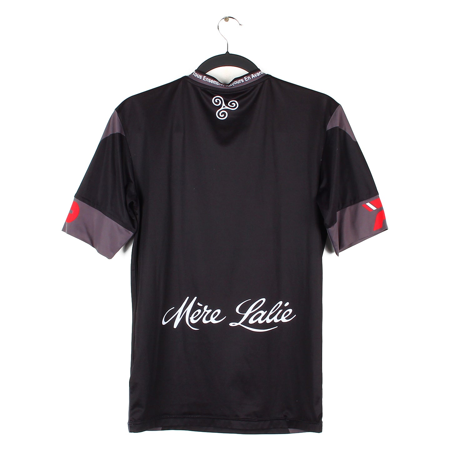 L'En Avant Guingamp 2015-2016 propose des maillots rouges et noirs L'En Avant Guingamp 2015-2016 propose des maillots rouges et noirs